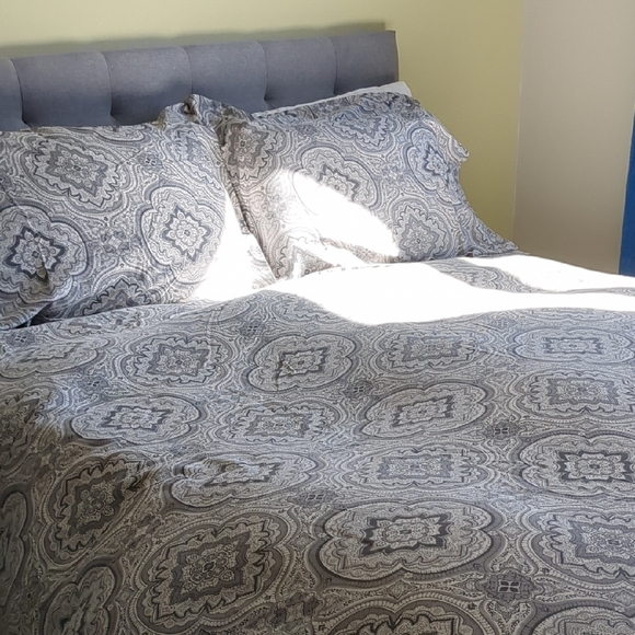 Three-Piece Duvet Cover Set - Full Bed - Picture 1 of 7